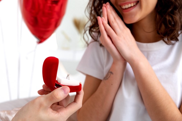 Boyfriend proposing by ring on propose day.